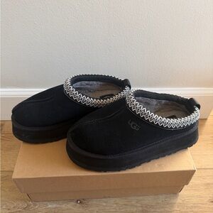 UGG women’s black Tazz slipper 6